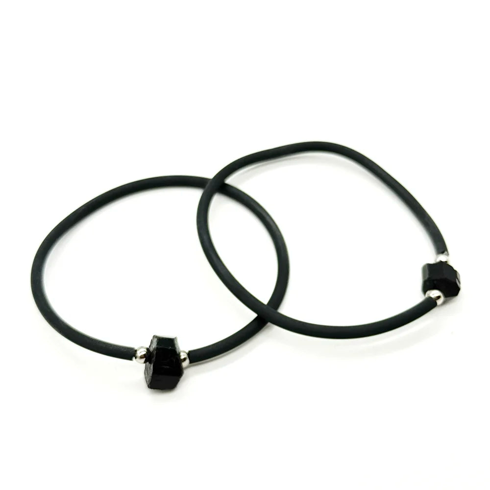 Detalle de pulsera de hilo negro con turmalina negra natural