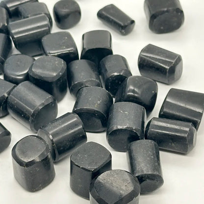 Detalle de dos piezas de turmalina negra natural en bruto