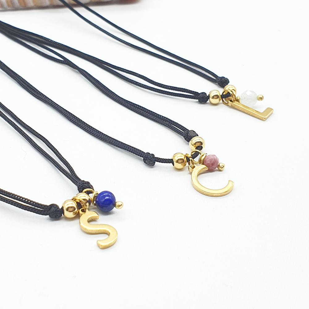 colgante iicial, tu inicial en colgante, collar hilo e inicial, iniciail y minerales naturale, minerales naturales, iniciales, letras, collar personalizado