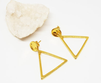 Pendientes triángulo dorados de diseño artesanal LaMineria Artesana