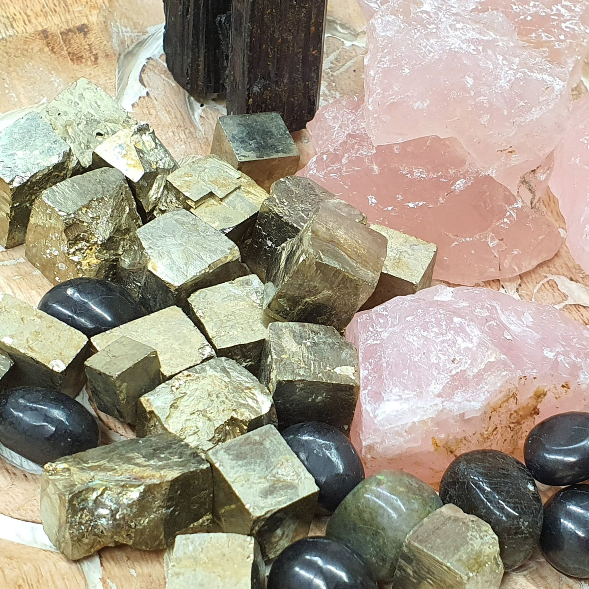 Detalle de cubos de Pirita natural con brillo metálico irregulares