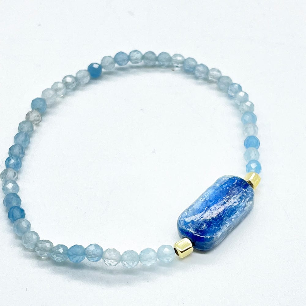 Pulsera de Aguamarina y Cianita natural puesta en la muñeca