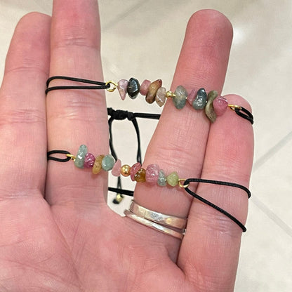 Detalle de pulsera de turmalina de colores hecha a mano
