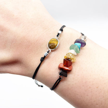 Detalle de pulsera de los chakras con minerales naturales de colores