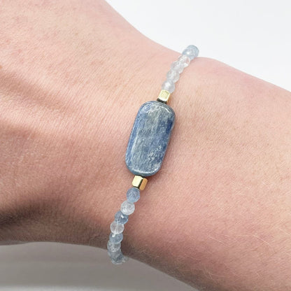 Pulsera de Aguamarina y Cianita natural puesta en la muñeca