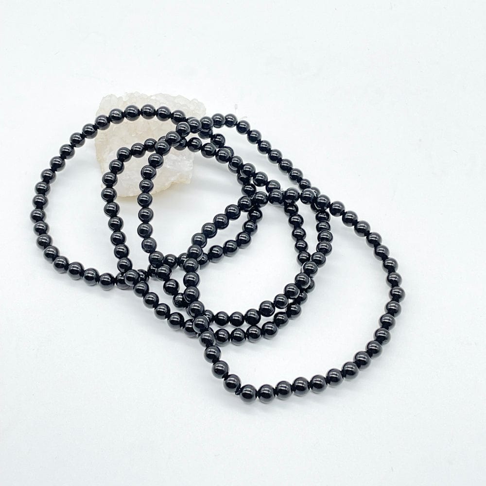 Detalle de las bolitas de turmalina negra natural de la pulsera