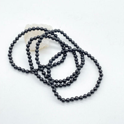 Detalle de las bolitas de turmalina negra natural de la pulsera