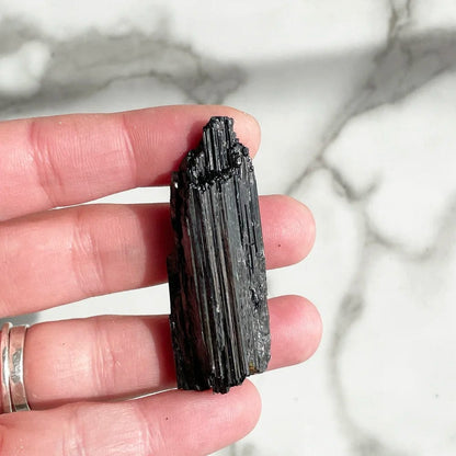 Trozo de turmalina negra natural sin pulir con punta natural