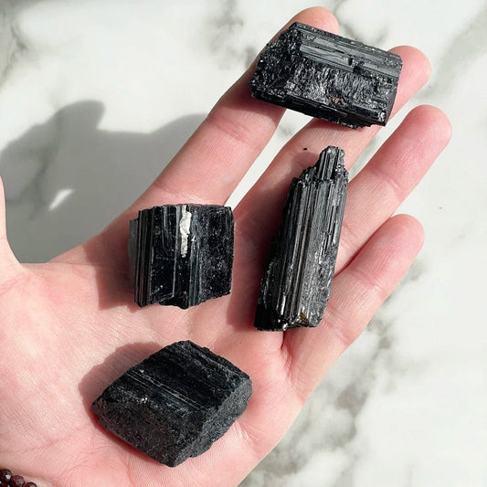 Turmalina negra natural en bruto de forma irregular